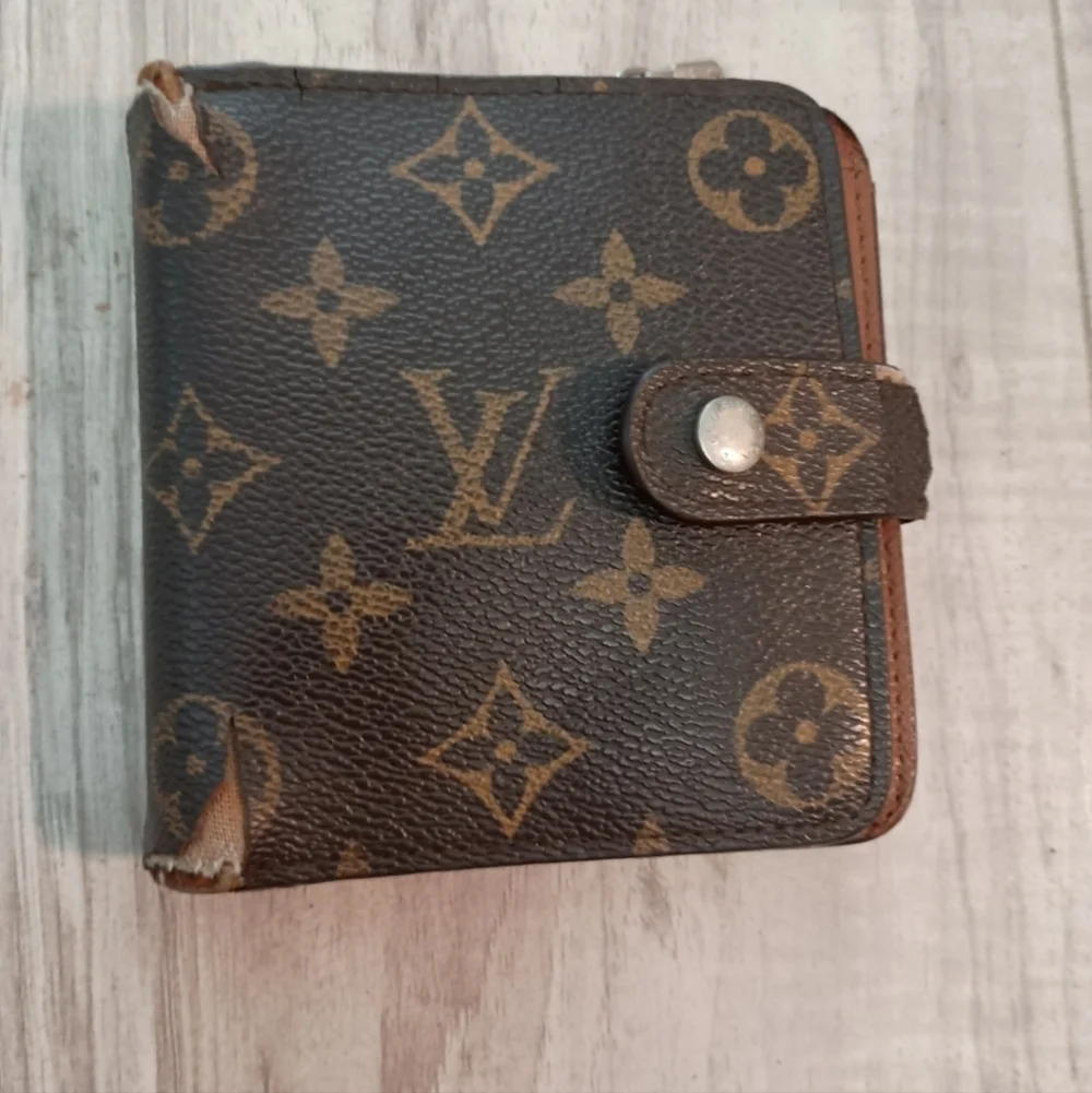 Louis Vuitton Monogram Compact Bifold Wallet Zip/Snap